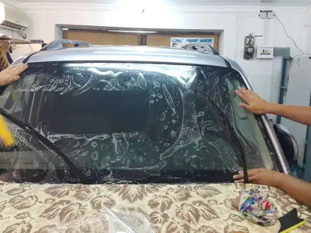 Антигравийная защита авто, тонировка, бронепленка на лобовое стекло в Актау – фото 26
