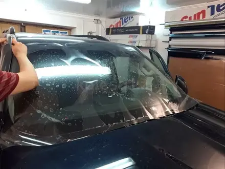 Антигравийная защита авто, тонировка, бронепленка на лобовое стекло в Актау – фото 48