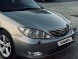 Toyota Camry 2004 годаүшін5 700 000 тг. в Актобе – фото 2