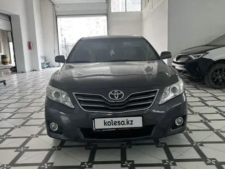 Toyota Camry 2010 года за 8 600 000 тг. в Атырау