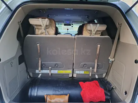 Kia Sedona 2009 года за 7 500 000 тг. в Актобе – фото 21