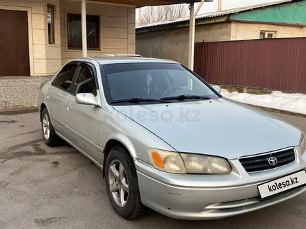 Toyota Camry 2000 года за 3 500 000 тг. в Алматы – фото 2