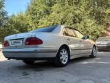 Mercedes-Benz E 230 1996 года за 1 850 000 тг. в Тараз – фото 3