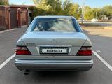 Mercedes-Benz E 200 1995 года за 3 800 000 тг. в Караганда – фото 5