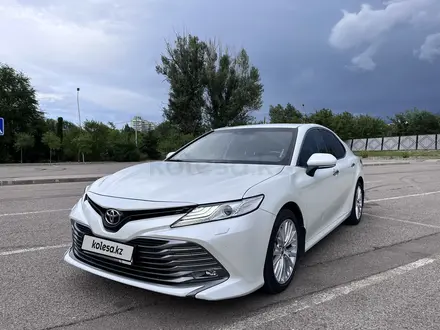 Toyota Camry 2018 года за 13 990 000 тг. в Алматы – фото 2