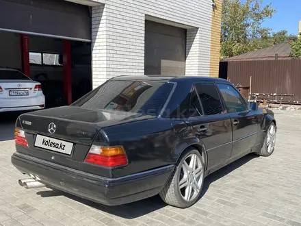 Mercedes-Benz E 320 1991 года за 2 900 000 тг. в Семей – фото 4