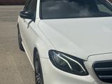 Mercedes-Benz E 200 2018 года за 12 900 000 тг. в Актобе – фото 2