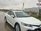 Toyota Camry 2021 годаүшін15 000 000 тг. в Актобе – фото 2