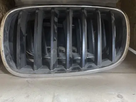 Накладка на радиатор BMW x5 за 1 000 тг. в Алматы – фото 3
