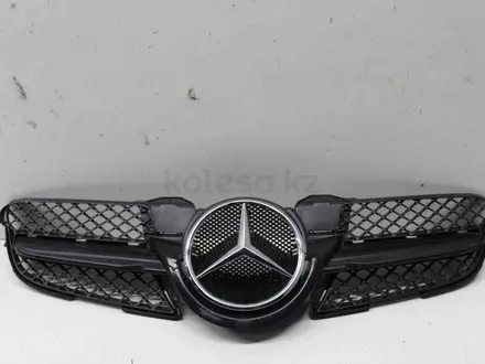 Решетка радиатора на MERCEDES-BENZ SLK (R171) 2008 года за 2 990 тг. в Шымкент