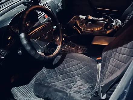 Mercedes-Benz C 180 1997 года за 300 000 тг. в Семей – фото 2