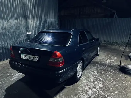 Mercedes-Benz C 180 1997 года за 300 000 тг. в Семей – фото 5