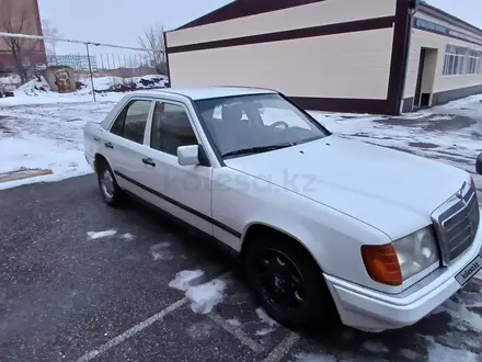 Mercedes-Benz E 200 1989 года за 980 000 тг. в Караганда – фото 2