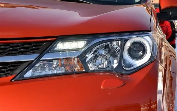 Стекла фар Tayota RAV4 за 17 500 тг. в Астана