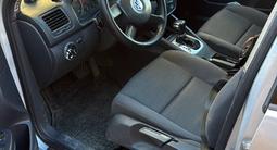 Volkswagen Golf 2004 года за 3 000 000 тг. в Астана – фото 2