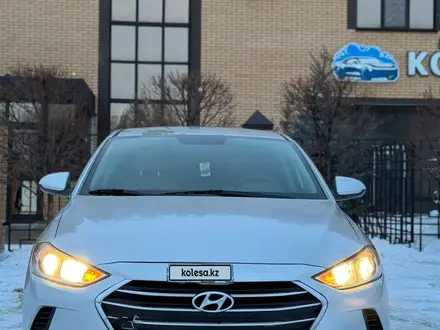 Hyundai Elantra 2017 года за 3 950 000 тг. в Уральск – фото 2