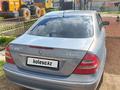 Mercedes-Benz E 320 2004 годаүшін5 500 000 тг. в Актобе – фото 4