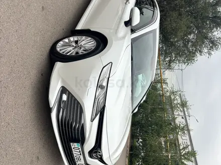Toyota Camry 2019 года за 13 800 000 тг. в Алматы – фото 2