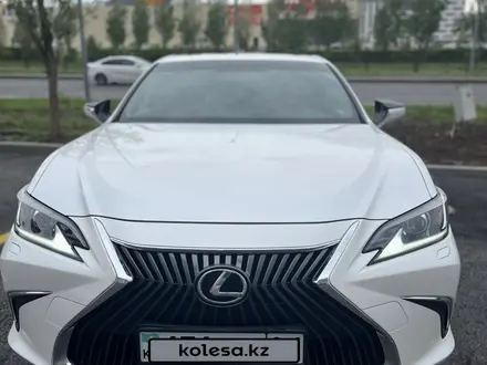Lexus ES 250 2019 года за 19 000 000 тг. в Астана – фото 2