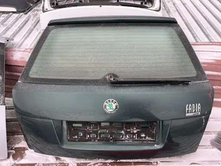 Skoda Fabia крышка багажника за 1 777 тг. в Актобе