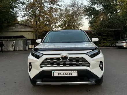 Toyota RAV4 2021 года за 21 000 000 тг. в Алматы