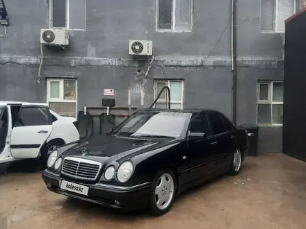 Mercedes-Benz E 320 1998 года за 3 200 000 тг. в Актау