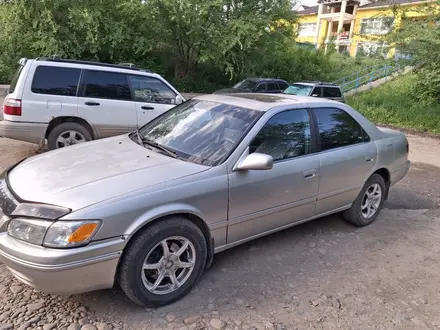 Toyota Camry 2000 года за 3 000 000 тг. в Усть-Каменогорск – фото 2