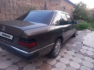 Mercedes-Benz E 230
