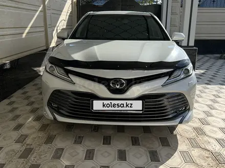 Toyota Camry 2018 года за 15 500 000 тг. в Жетысай – фото 2