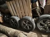 Комплект летней резины Goodyear с дисками 215/60/16 за 210 000 тг. в Алматы – фото 2