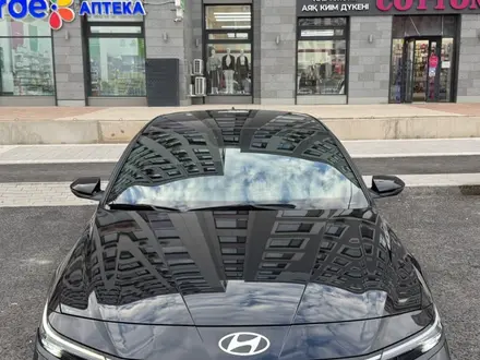 Hyundai Elantra 2023 года за 9 300 000 тг. в Астана – фото 2