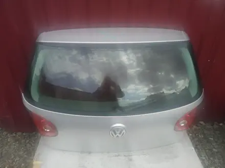 Крышка багажника на Volkswagen Golf 5 за 70 000 тг. в Караганда – фото 3