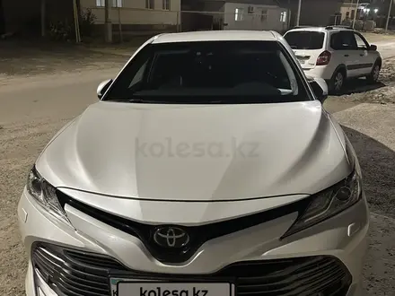 Toyota Camry 2018 года за 14 200 000 тг. в Атырау – фото 2