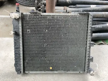 Радиатор на w124 мерседес, m111 двигатель за 40 000 тг. в Шымкент