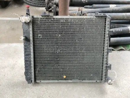 Радиатор на w124 мерседес, m111 двигатель за 40 000 тг. в Шымкент – фото 2