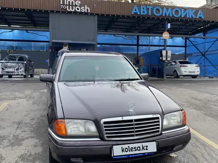 Mercedes-Benz C 220 1997 года за 3 200 000 тг. в Алматы – фото 2