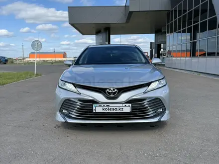 Toyota Camry 2018 года за 13 800 000 тг. в Павлодар – фото 2