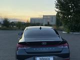 Hyundai Elantra 2022 года за 8 800 000 тг. в Уральск – фото 2