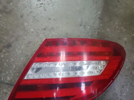 Задний правый фонарь б/у оригинал Mercedes 204 кузов за 25 000 тг. в Алматы