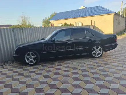 Mercedes-Benz E 320 2001 года за 4 500 000 тг. в Атырау – фото 2