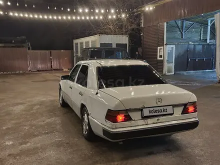 Mercedes-Benz E 200 1993 года за 1 650 000 тг. в Алматы – фото 3