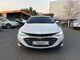 Chevrolet Malibu 2020 года за 10 990 000 тг. в Алматы – фото 2