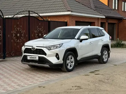 Toyota RAV4 2021 года за 15 150 000 тг. в Актобе – фото 4