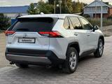 Toyota RAV4 2021 года за 15 150 000 тг. в Актобе – фото 5