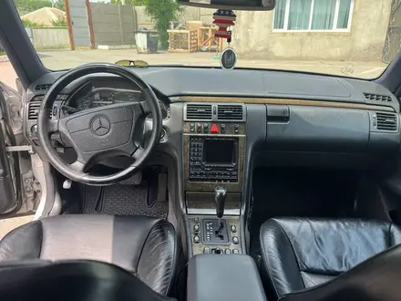 Mercedes-Benz E 320 1998 года за 5 300 000 тг. в Тараз – фото 11