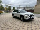 Toyota RAV4 2021 года за 14 500 000 тг. в Шымкент