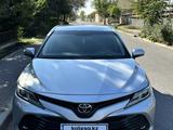 Toyota Camry 2018 годаүшін10 990 000 тг. в Шымкент – фото 2