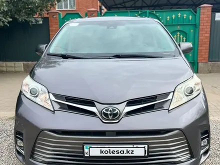 Toyota Sienna 2018 года за 15 200 000 тг. в Актобе