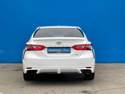 Toyota Camry 2018 года за 13 340 000 тг. в Алматы – фото 4