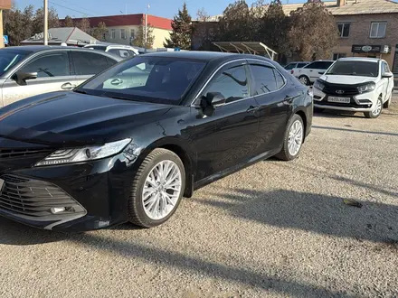 Toyota Camry 2019 года за 15 500 000 тг. в Тараз – фото 2